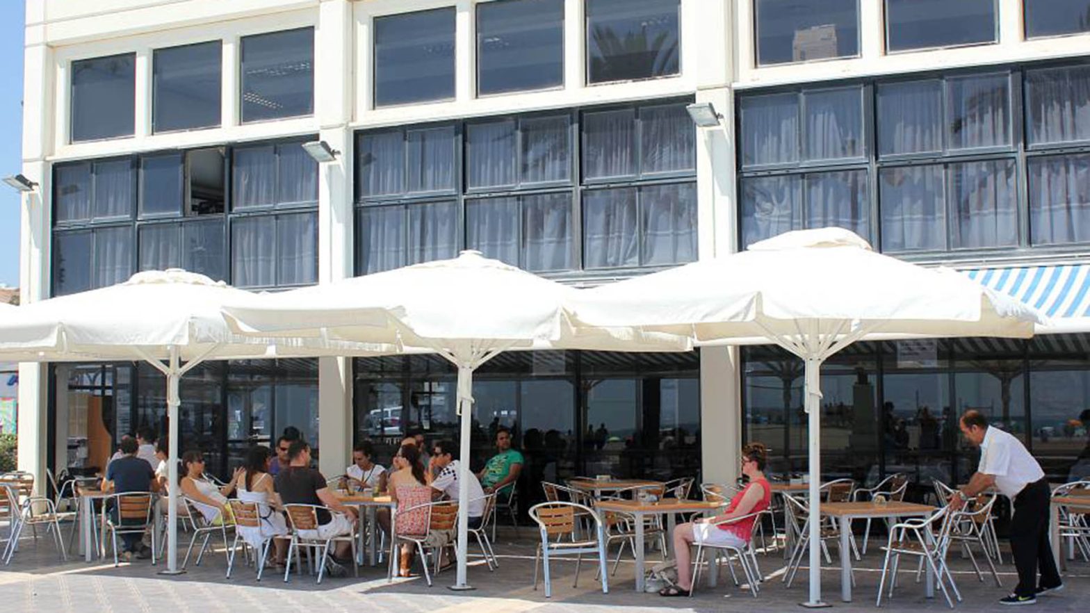 El Ayuntamiento aprueba la modificación del plan del Paseo Marítimo que permitirá la mejora de los 12 restaurantes